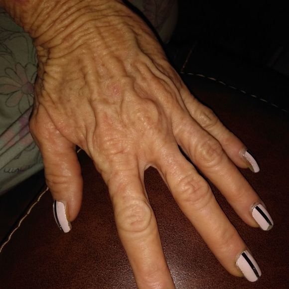 How  to apply nail wraps - Picture 6 of 12